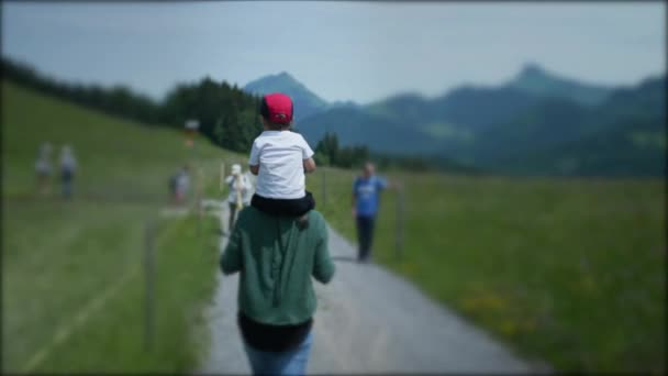 Matka Nosící Dítě Měla Kráčet Zelené Stezce — Stock video