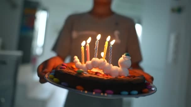 Persona Sosteniendo Pastel Cumpleaños Con Cinco Velas — Vídeos de Stock