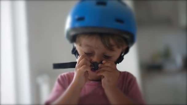 子供のストラップ自転車ヘルメットセキュリティアクセサリー — ストック動画