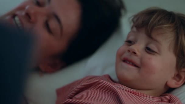 Mamá Cuenta Historia Del Libro Niño Antes Dormir Acostada Cama — Vídeo de stock