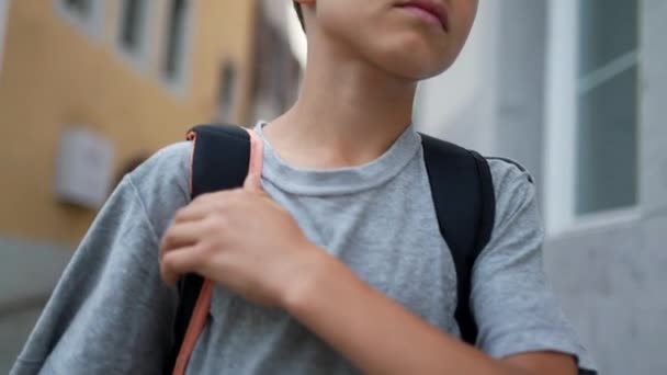 若い男の子の通りのバックパックを運ぶ歩く — ストック動画