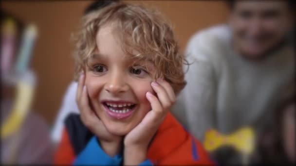 Ένα Χαρούμενο Παιδί Γιορτάζει Την Πραγματική Έκφραση Της Ζωής Του — Αρχείο Βίντεο