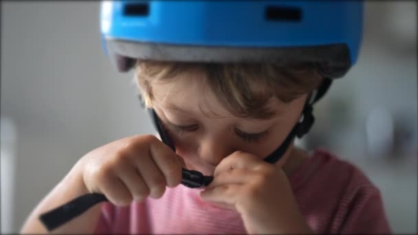 Malé Dítě Dává Cyklistické Helmy Zapínání Přezky Bradu Popruh — Stock video