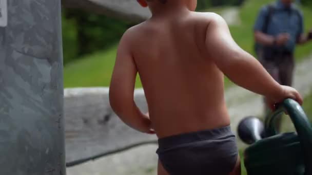 Dziecko Noszące Bieliznę Podczas Letniego Dnia Trzymając Konewkę Zewnątrz — Wideo stockowe