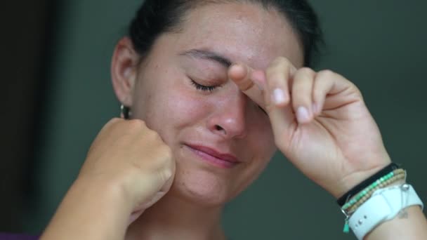 Μια Δακρύβρεχτη Θλιμμένη Γυναίκα Κλαίει Πραγματικά — Αρχείο Βίντεο