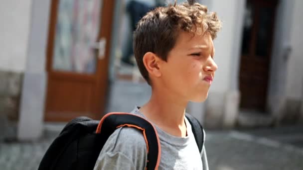 Jeden Zamyślony Chłopiec Dojeżdżający Szkoły Plecakiem — Wideo stockowe
