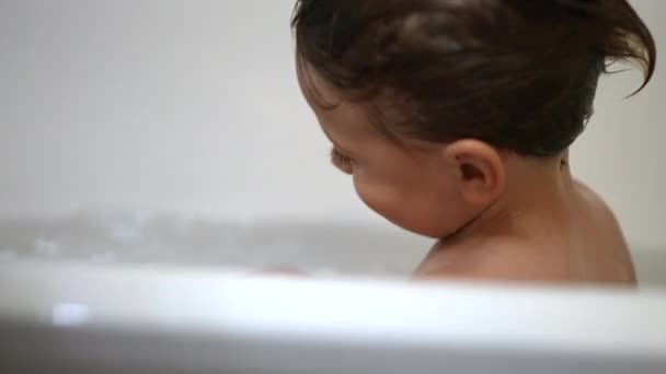 Mały Chłopiec Wewnątrz Wanna Dziecko Biorąc Kąpiel — Wideo stockowe