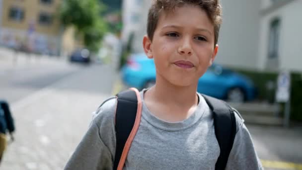 Jonge Jongen Loopt Buiten Naar School Pendelen Dragen Rugzak — Stockvideo