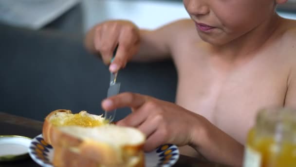 Bambino Che Diffonde Miele Sul Pane Bambino Che Colazione — Video Stock