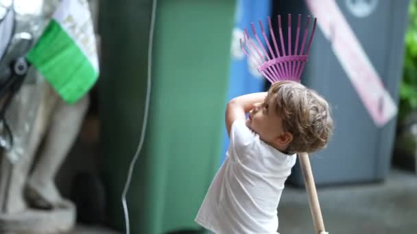 Lindo Niño Golpeando Piñata Tradicional Celebración Cumpleaños — Vídeo de stock