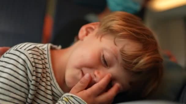 Jeden Šťastný Rozkošný Chlapeček Ležící Roztomilé Klosup Dítě Tvář — Stock video
