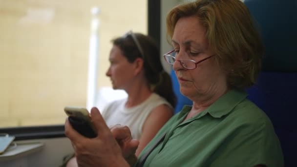 Trende Telefonu Kullanan Yaşlı Bir Kadın Mesaj Atıyor — Stok video