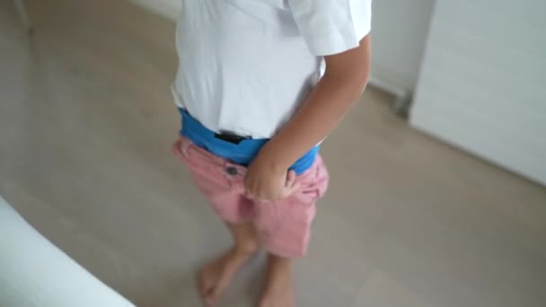 Joven Chico Poniendo Medias Pantalones Cortos Niño Vistiéndose Mismo — Vídeos de Stock