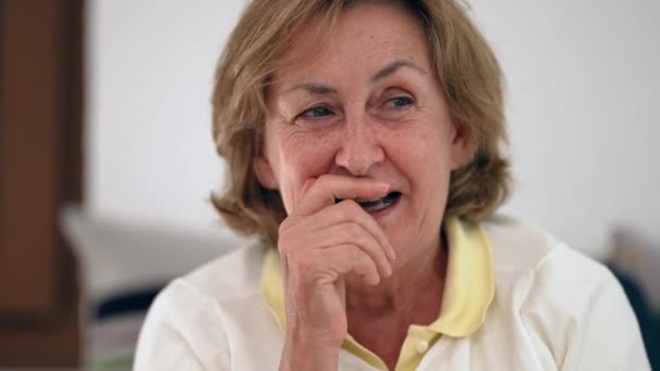 Yaşlı Etkileyici Bir Kadın Hikayeyi Paylaşıyor Konuşurken Kıkırdayıp Gülüyor — Stok video