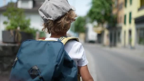 Mały Chłopiec Spacerujący Zewnątrz Plecaku Dojeżdżający Szkoły — Wideo stockowe