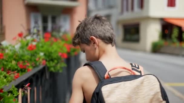 Πίσω Από Νεαρό Αγόρι Περπατώντας Έξω Στο Πεζοδρόμιο Φορώντας Σακίδιο — Αρχείο Βίντεο