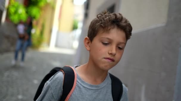 Jonge Jongen Gaat Naar School Pendelen Lopen Buiten Straat Stoep — Stockvideo
