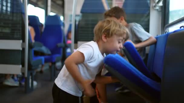 Liten Pojke Skada Sig Själv Misstag När Spelar Barn Ont — Stockvideo