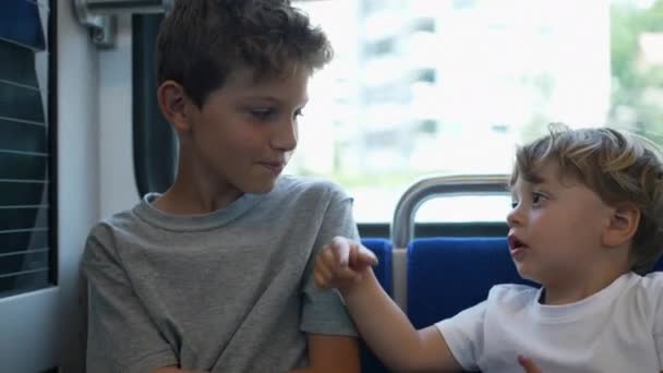 Két Testvér Összebarátkozik Fiatalabb Testvér Megérinti Idősebb Testvért — Stock videók