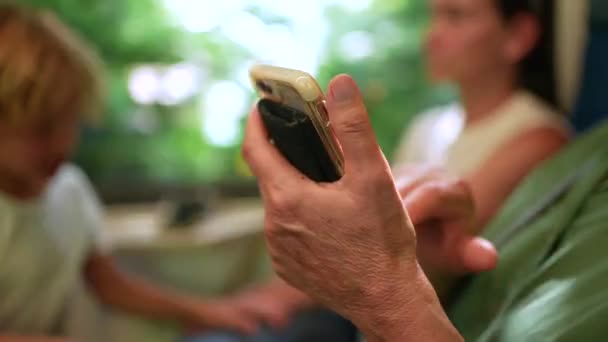 Osoba Ruka Držící Mobilní Telefon Cestování Vlakem Starší Žena Pomocí — Stock video