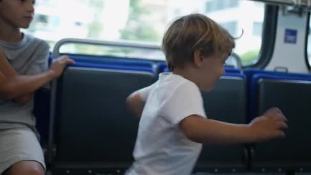 Щасливий Маленький Хлопчик Танцює Русі Всередині Поїзда — стокове відео
