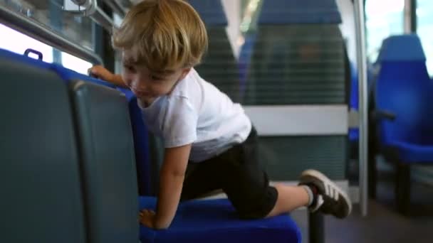 Маленький Хлопчик Сидить Поїзді Сидячи Дитина Подорожує — стокове відео