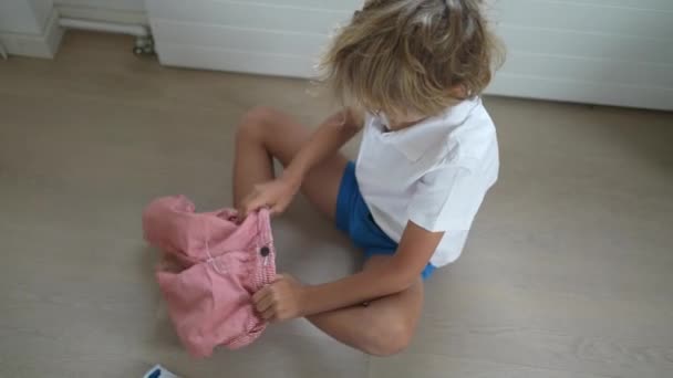 Kind Zet Korte Kind Dressing Zichzelf — Stockvideo