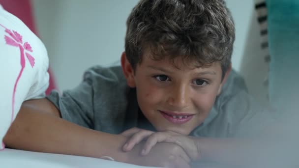 1人の思慮深い少年の熟考的な子供の顔をクローズアップ — ストック動画