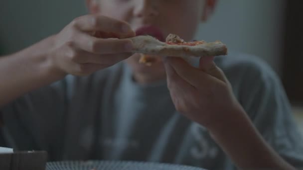 Barn Som Tar Bit Pizza Med Handen — Stockvideo