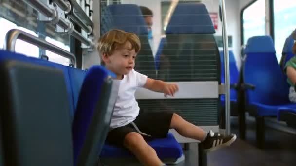 Tren Koltuğunda Oturan Küçük Çocuk Seyahat Ediyor — Stok video