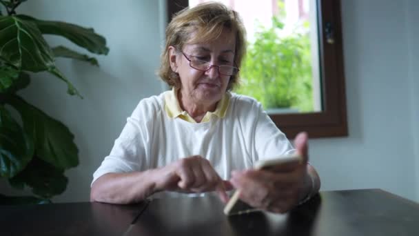 Akıllı Telefon Ekranına Bakan Yaşlı Bir Kadın — Stok video