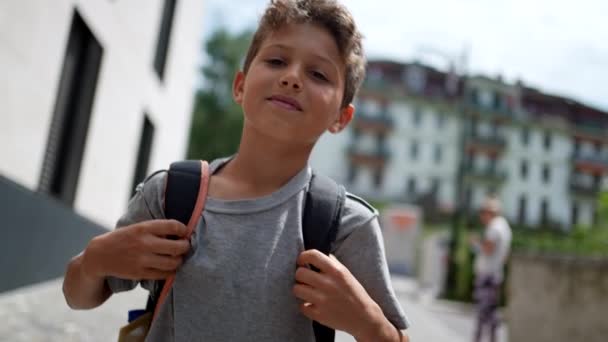 Jeune Garçon Marchant Dans Rue Portant Sac Dos Allant École — Video