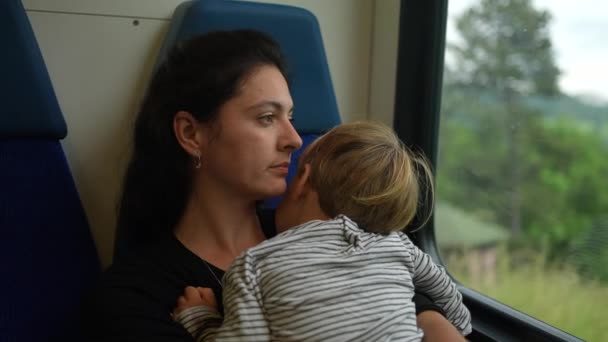 Madre Viajando Con Niño Durmiendo Tren Madre Pasajero Sosteniendo Niño — Vídeos de Stock