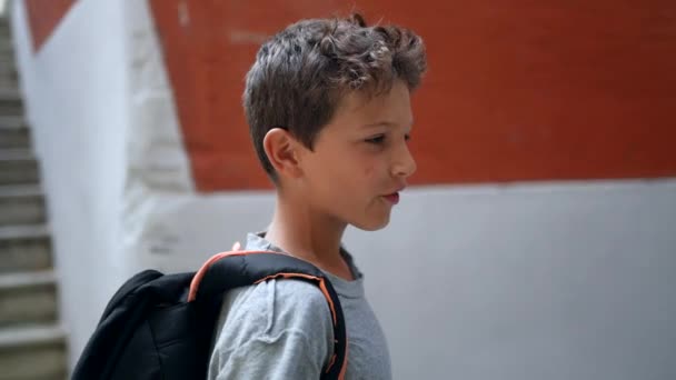 子供は通学中のリュックを背負ったまま外を歩く — ストック動画
