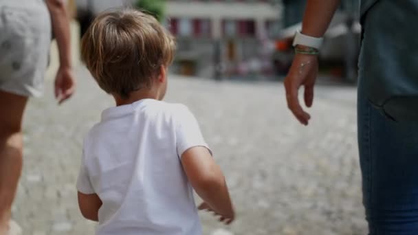 Dziecko Matka Trzymające Się Ręce Spacerujące Ulicy — Wideo stockowe