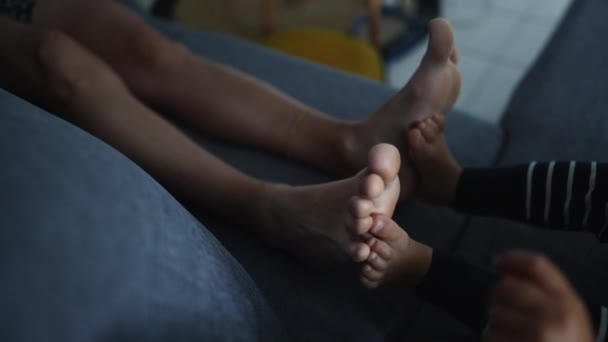 脚趾头腿与父母和孩子粘合在一起 — 图库视频影像