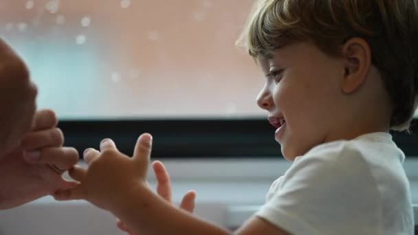 Barn Gör Rosa Svär Med Förälder Unge Klämma Fingrar Leka — Stockvideo