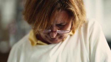 Akıllı telefondan mesaj yazan kıdemli bir kadın.