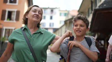 Büyükannem torunuyla birlikte okula gidiyor.