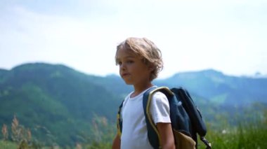 Küçük bir çocuk doğa yürüyüşü yapıyor.