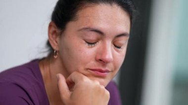 Depresyondan muzdarip bir kadın sorunlarıyla ağlıyor