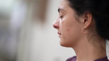 Depresyondan muzdarip bir kadın sorunlarıyla ağlıyor