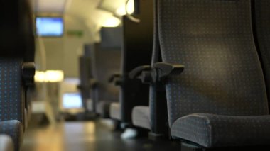 Yolcu boş koltuklar tren koridoru