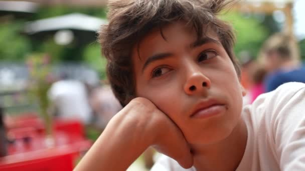 Ένα Νεαρό Αγόρι Στοχαστική Έκφραση Ένα Έφηβο Παιδί Σκέφτεται — Αρχείο Βίντεο