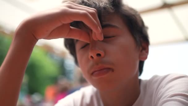 Młody Chłopiec Pocierający Oczy Twarz Nastolatka Dotykającego Oczu — Wideo stockowe