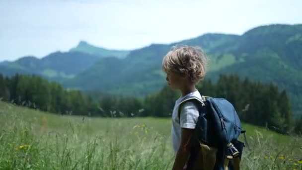 Jeden Młody Chłopiec Spacerujący Świeżym Powietrzu — Wideo stockowe