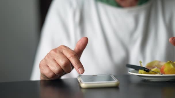 Χέρι Κύλιση Internet Στο Smartphone Closeup Δάχτυλο Αγγίζοντας Οθόνη Του — Αρχείο Βίντεο