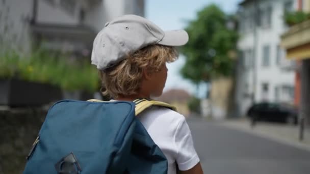 Tył Dziecka Spacerującego Ulicą Niesie Plecak — Wideo stockowe