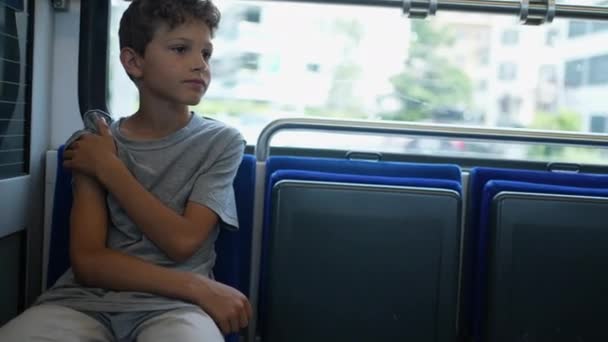 Δύο Αδέλφια Που Ταξιδεύουν Παιδιά Τρένων Για Μεταφορά — Αρχείο Βίντεο