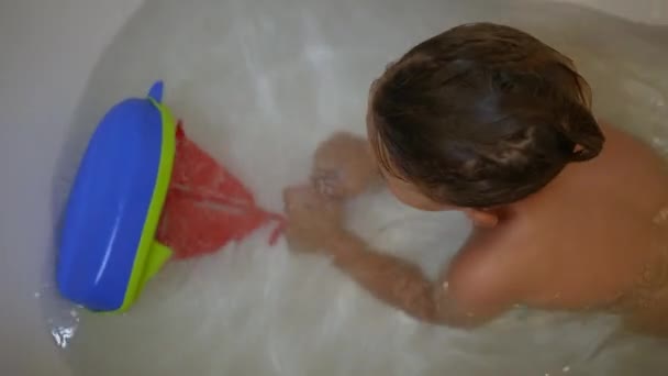 Dziecko Bawiące Się Wewnątrz Wanny Łódką Zabawki — Wideo stockowe